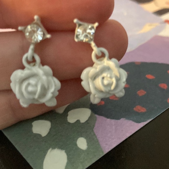 2 for $15‼️ Small White Floral Dangle Earrings - Picture 2 of 3